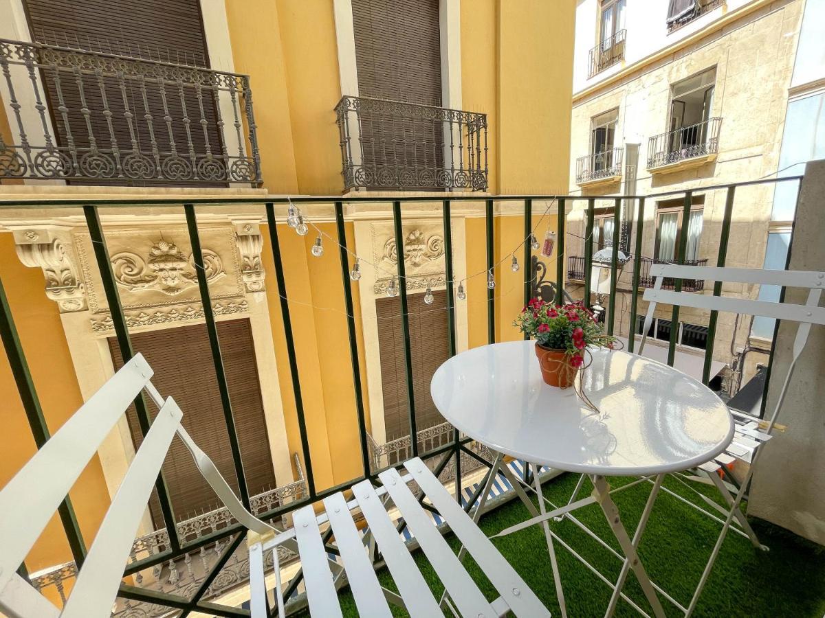 Apartamento Con Mucho Encanto En Pleno Centro Alicante Bagian luar foto